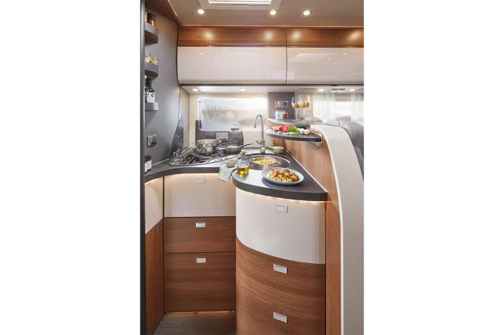 Fahrzeugbild Carthago C1-tourer T 145 RB-LE comfort 4.2t -MB-Black/Combi E/SAT/TV #7