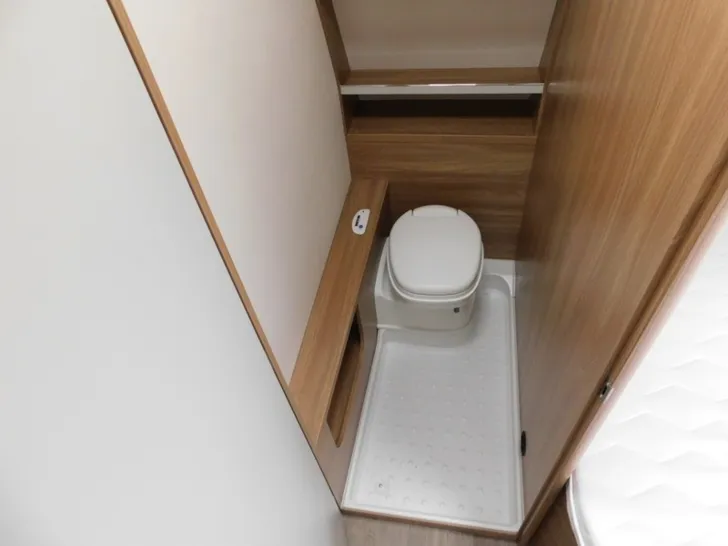 Fahrzeugbild Bürstner Premio 460 TS IC-Line, Klima, Kombidose, 1700KG #14