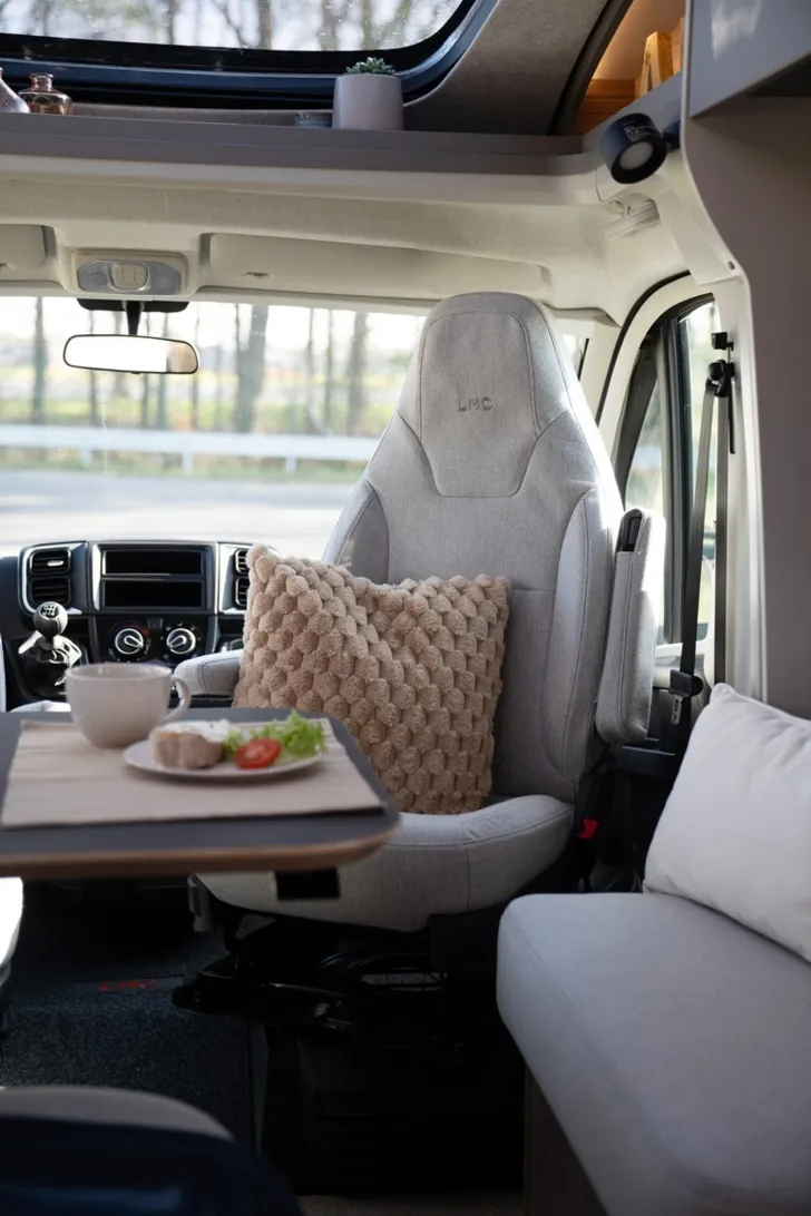 Fahrzeugbild LMC Cruiser T740 EL 180 PS, 4,4tn, 3e+4e Sitzplatz #27