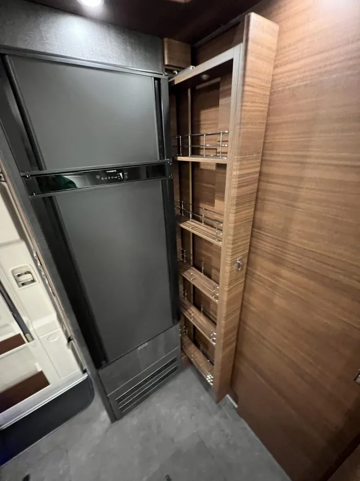 Fahrzeugbild Carthago chic c-line I 5.9 XL LE Mercedes (303) #25