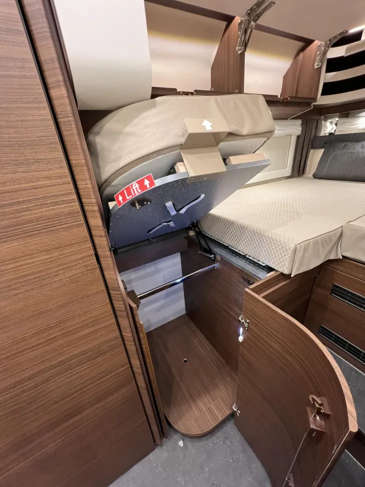 Fahrzeugbild Carthago chic c-line I 5.9 XL LE Mercedes (303) #29
