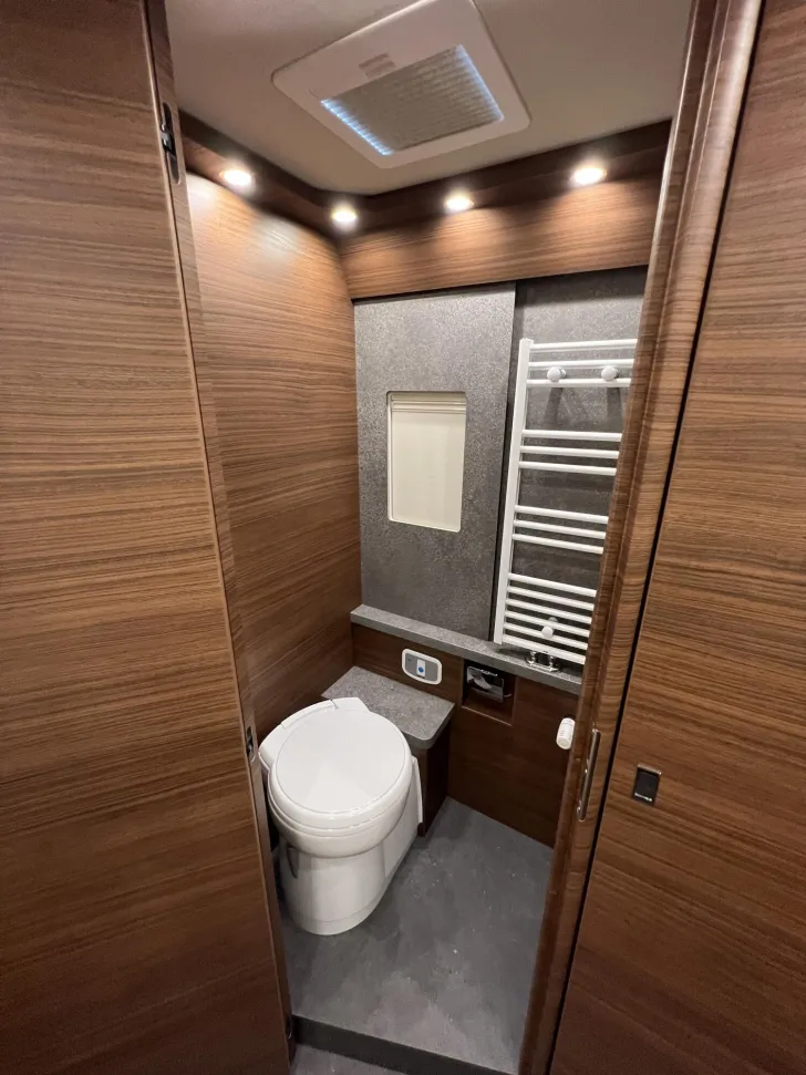Fahrzeugbild Carthago chic c-line I 5.9 XL LE Mercedes (303) #37