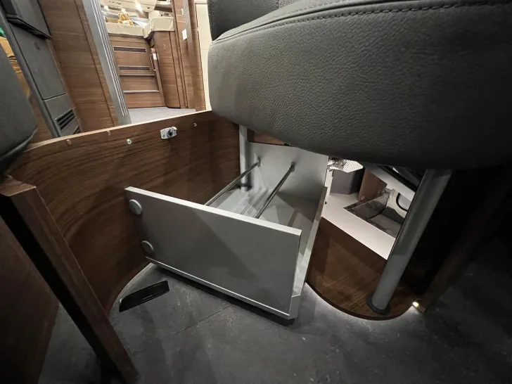 Fahrzeugbild Carthago chic c-line I 5.9 XL LE Mercedes (303) #41