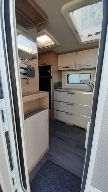 Fahrzeugbild Knaus Sport 500 UF 1800kg;PlusPaket; 177 L Kühlschrank #8