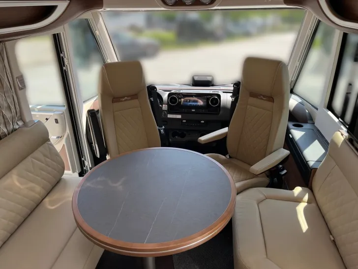 Fahrzeugbild Carthago chic e-line I 50 LE DA Mercedes + Hubstützenanlage #11