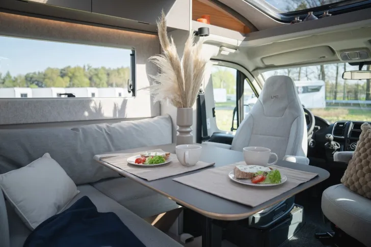 Fahrzeugbild LMC Cruiser T740 EL 180 PS, 4,4tn, 3e+4e Sitzplatz #13
