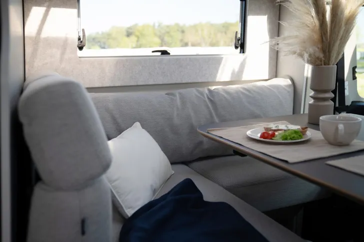 Fahrzeugbild LMC Cruiser T740 EL 180 PS, 4,4tn, 3e+4e Sitzplatz #15