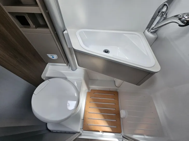 Fahrzeugbild Carado pro+ CV 640 8GAutomatik|190AH|LEDSW|Combi6EHeiz. #9