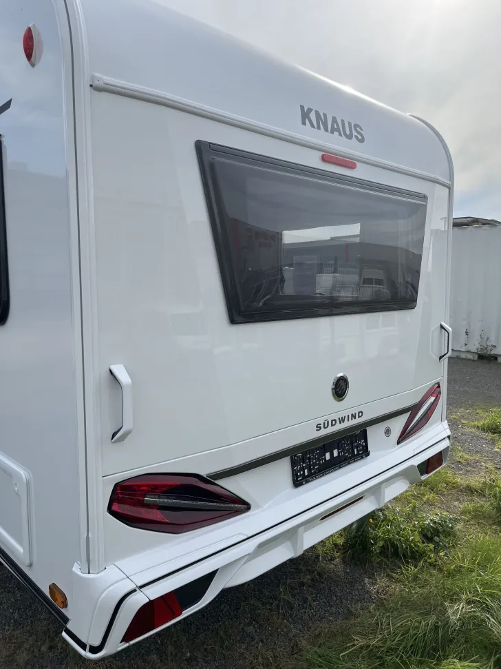 Fahrzeugbild Knaus Südwind 450 FU 60 YEARS Bugfenster + Cityanschluss #6