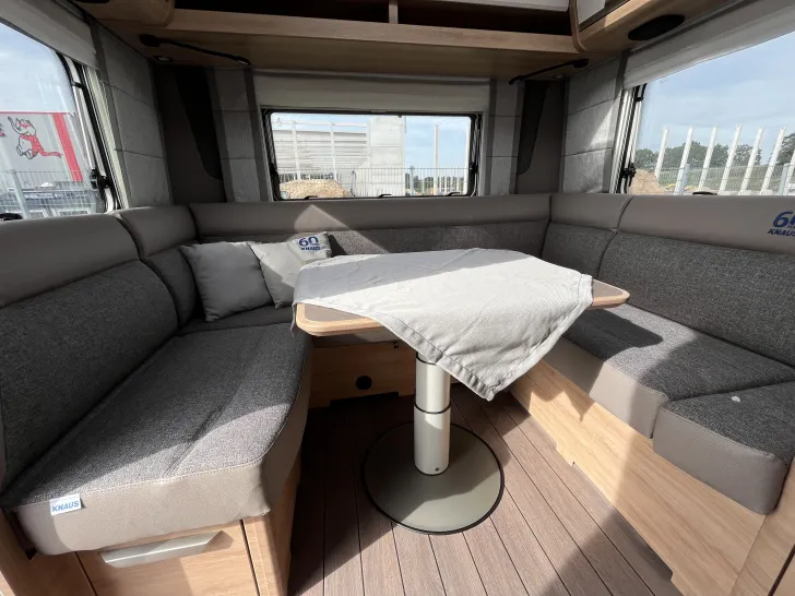 Fahrzeugbild Knaus Südwind 450 FU 60 YEARS Bugfenster + Cityanschluss #9
