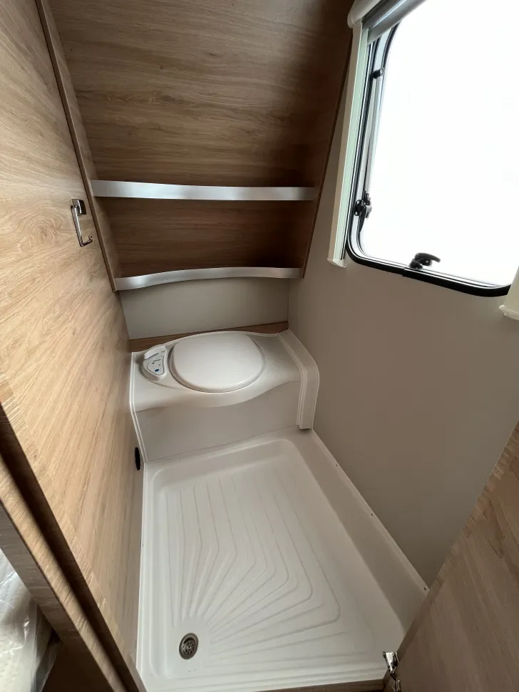 Fahrzeugbild Knaus Südwind 450 FU 60 YEARS Bugfenster + Cityanschluss #12