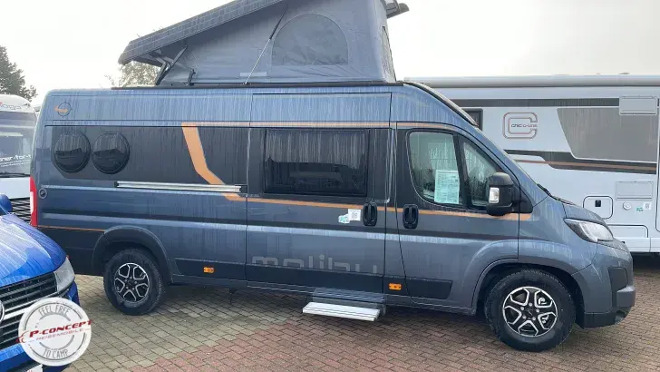 Seitlich Malibu Van First Class - Two Rooms 640 LE RB Listenpreis: 105.800€