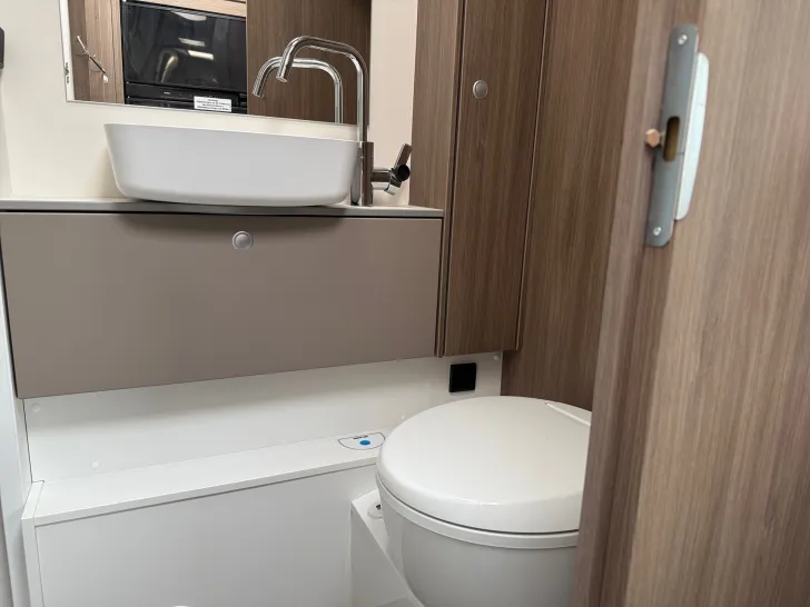 Fahrzeugbild Carado ALKOVEN A464 PRO #10