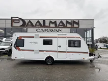 Seitlich Weinsberg CaraOne EDITION HOT 550 QDK Multifunk. 3er Etagenbett