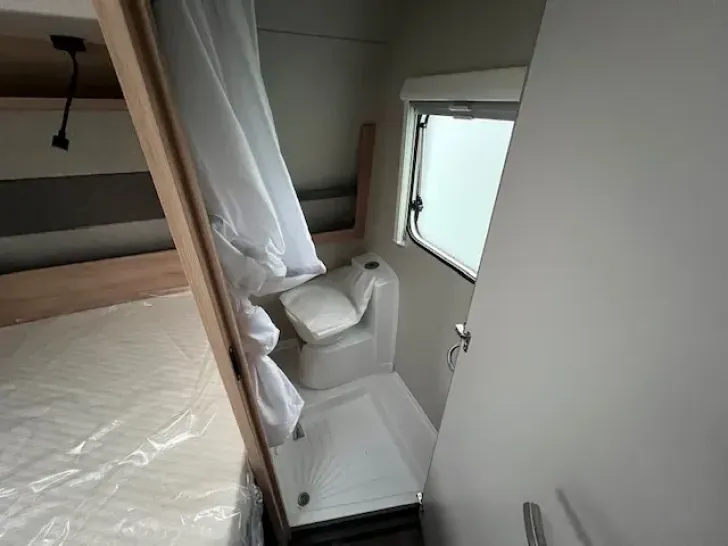 Fahrzeugbild Knaus Sport 450 FU Ambientebeleuchtung uvm. #15
