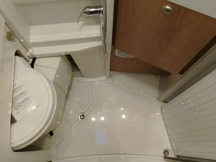 Fahrzeugbild Malibu Van first class - two rooms 640 LE RB #13