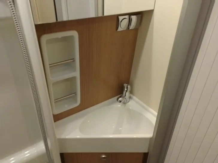 Fahrzeugbild Malibu Van first class - two rooms 640 LE RB #14