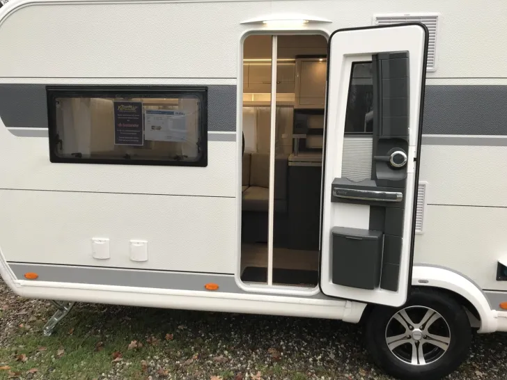 Fahrzeugbild Hobby Excellent 560 CFe 2000kg; Alufelgen Schwarz #4
