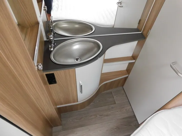 Fahrzeugbild Bürstner Premio 460 TS IC-Line, Klima, Kombidose, 1700KG #12