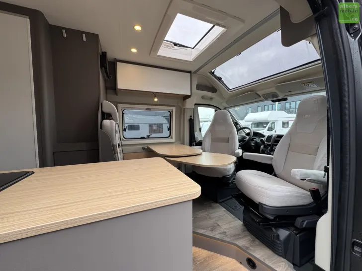 Fahrzeugbild LMC Innovan 640 Einzelbetten Schwarz Markise #8
