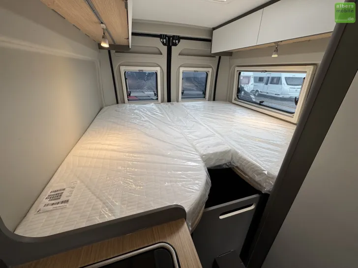 Fahrzeugbild LMC Innovan 640 Einzelbetten Schwarz Markise #20