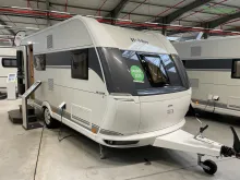 Fahrzeugbild Hobby De Luxe 490 KMF Modell 2026 / 1800 kg #1