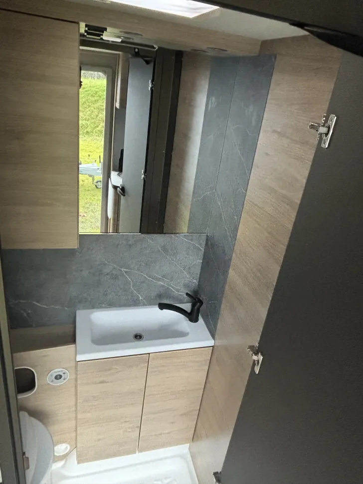 Fahrzeugbild Weinsberg CaraOne 500 FDK 1700 kg, Deckenschränke #10