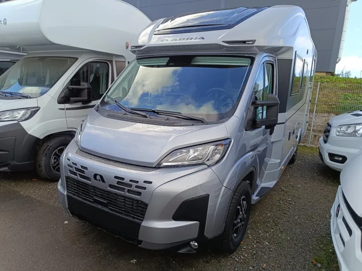 Fahrzeugbild Adria Matrix 60Y 670 SL Jubilee Combi 6E, Modell 26 #3