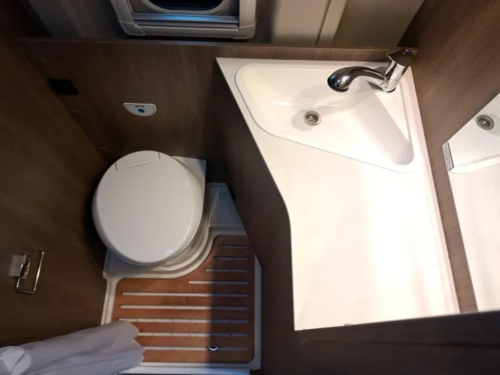 Fahrzeugbild Carado pro CV 640 Automatik, Solar, Rahmenfenster #16