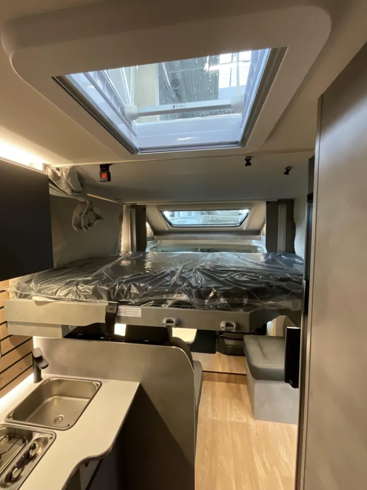 Fahrzeugbild Crosscamp EXPDN T 7.4 E Peugeot Hubbett, Router, TV, #8