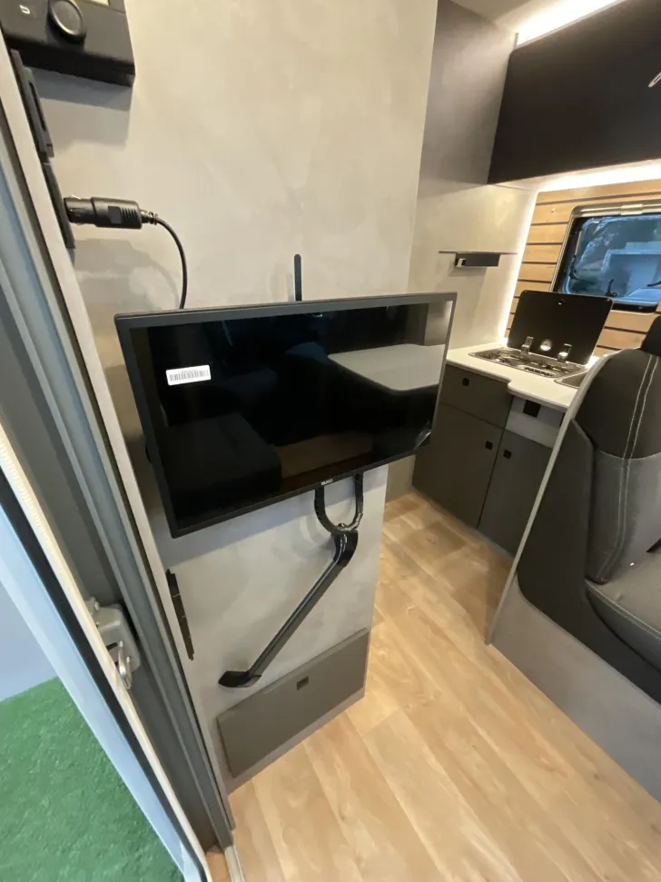 Fahrzeugbild Crosscamp EXPDN T 7.4 E Peugeot Hubbett, Router, TV, #14