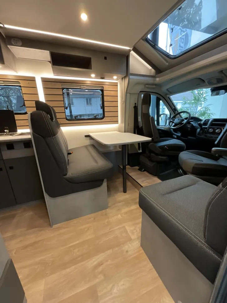 Fahrzeugbild Crosscamp EXPDN T 7.4 E Peugeot Hubbett, Router, TV, #15