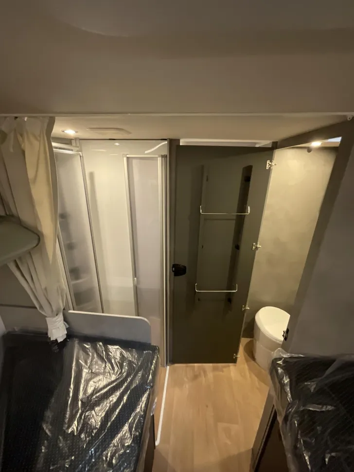 Fahrzeugbild Crosscamp EXPDN T 7.4 E Peugeot Hubbett, Router, TV, #17