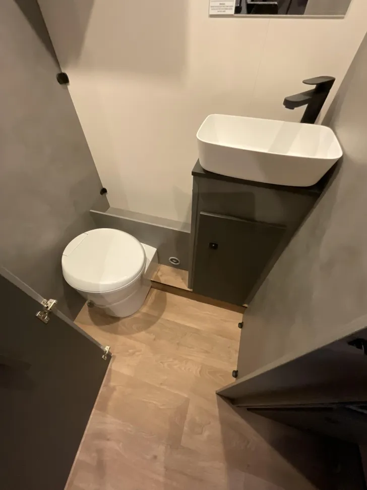 Fahrzeugbild Crosscamp EXPDN T 7.4 E Peugeot Hubbett, Router, TV, #18