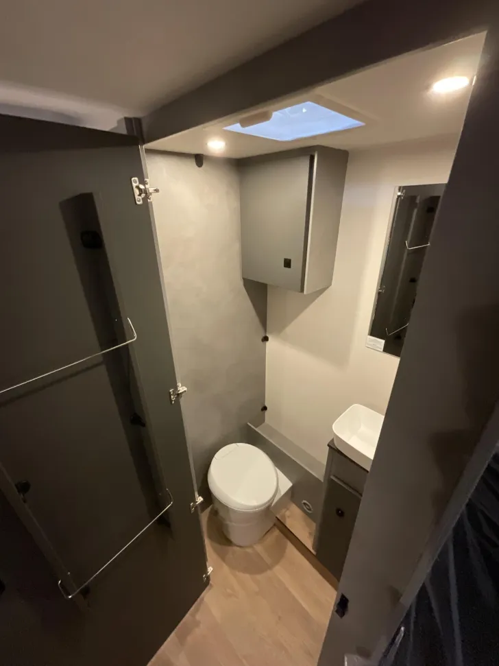 Fahrzeugbild Crosscamp EXPDN T 7.4 E Peugeot Hubbett, Router, TV, #19