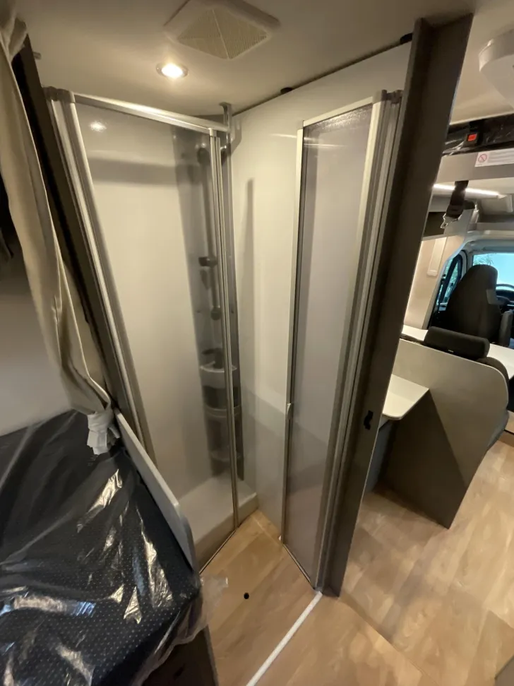 Fahrzeugbild Crosscamp EXPDN T 7.4 E Peugeot Hubbett, Router, TV, #20