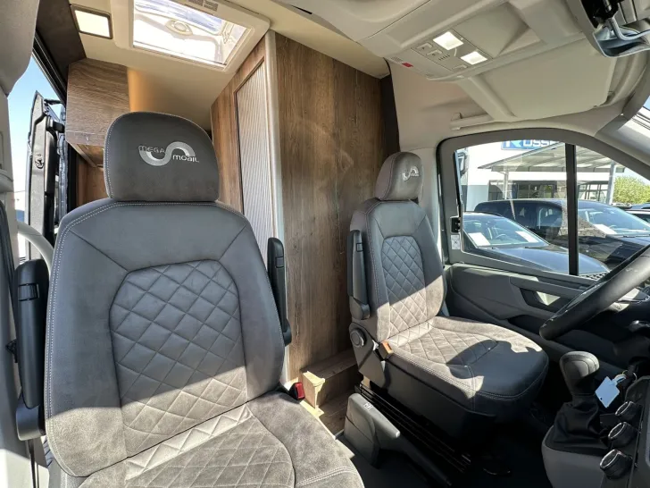 Fahrzeugbild Megamobil Mega Lounge 600 S 4x4 Truma 6 D+E Markise AHK Navi RFK #7