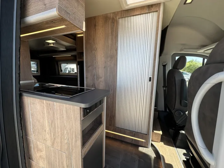 Fahrzeugbild Megamobil Mega Lounge 600 S 4x4 Truma 6 D+E Markise AHK Navi RFK #8