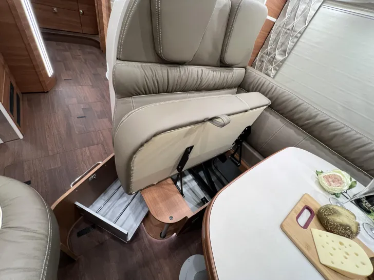Fahrzeugbild Carthago chic c-line I 6.2 XL QB Mercedes (209) #37