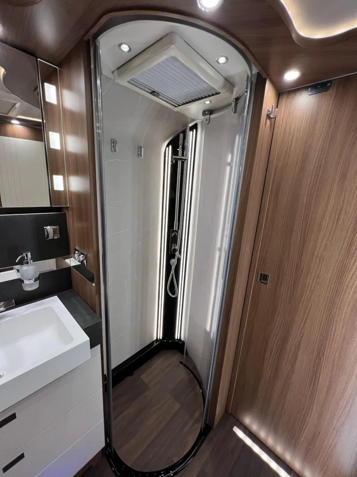 Fahrzeugbild Carthago chic e-line I 64 XL QB Mercedes (213) #31