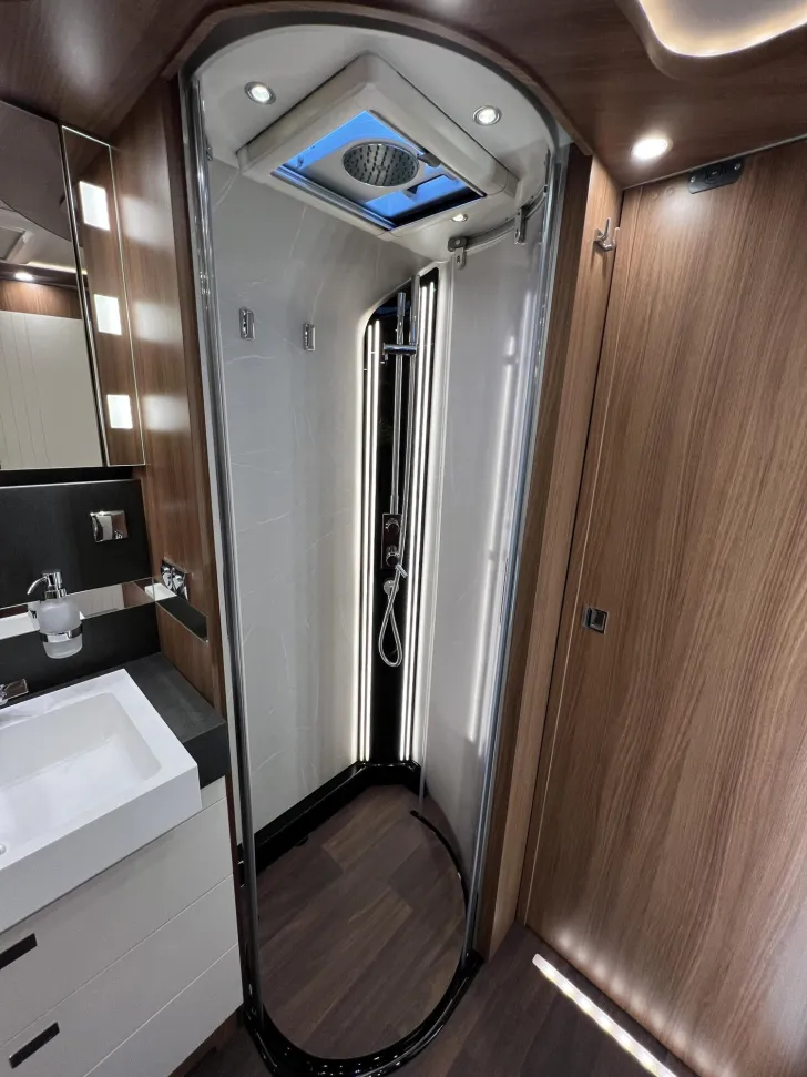 Fahrzeugbild Carthago chic e-line I 64 XL QB Mercedes (213) #32