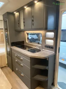 Fahrzeugbild Hobby De Luxe 540 KMFe Modell 2026 / 1800 kg #9