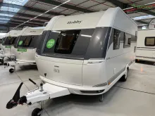 Fahrzeugbild Hobby De Luxe 490 KMF Modell 2026 / 1800 kg #1