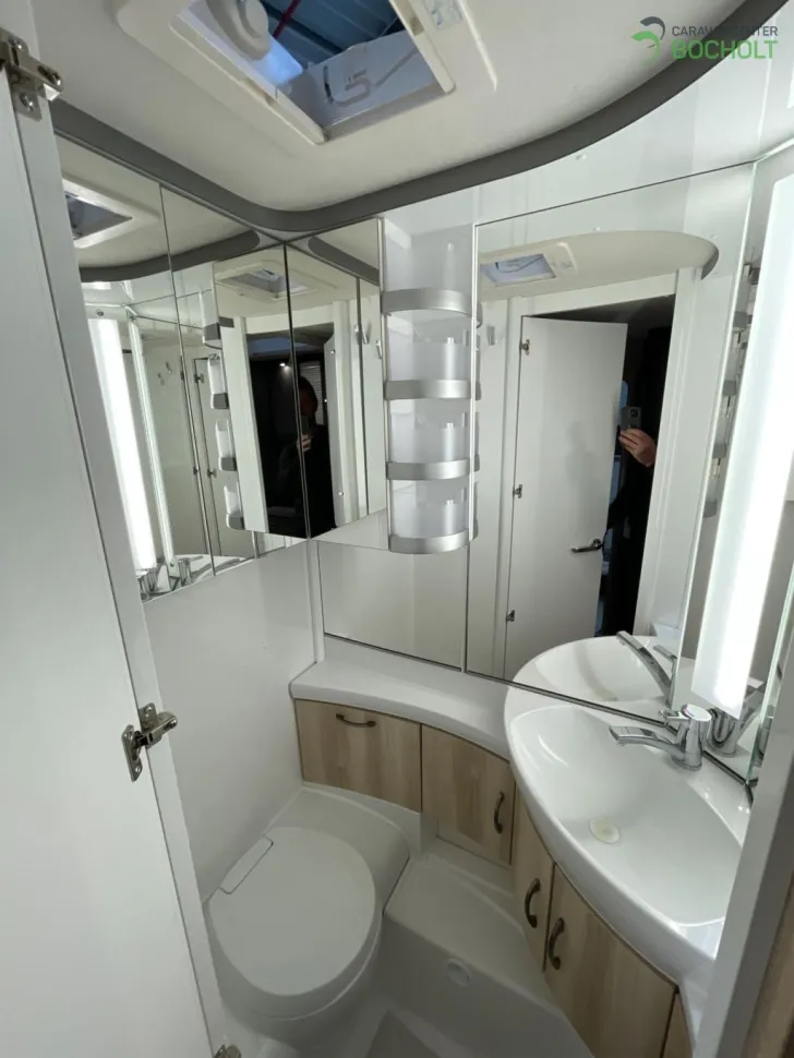 Fahrzeugbild Hobby De Luxe 490 KMF Modell 2026 / 1800 kg #8