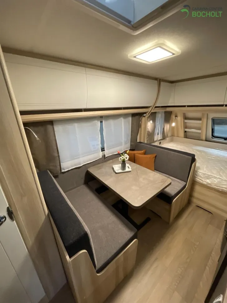 Fahrzeugbild Hobby De Luxe 490 KMF Modell 2026 / 1800 kg #12