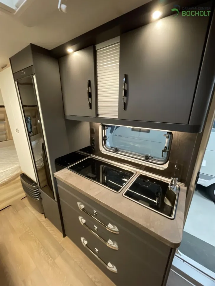 Fahrzeugbild Hobby De Luxe 490 KMF Modell 2026 / 1800 kg #13