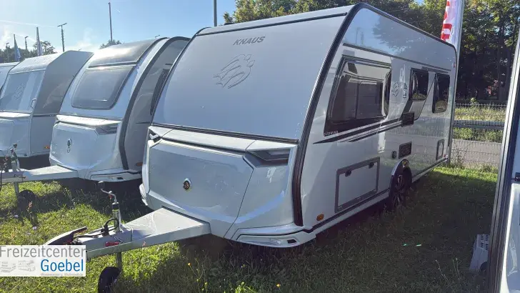 Schräg Vorne Knaus Südwind 450 FU 60 YEARS Die Caravan Ikone
