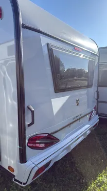 Schräg Hinten Knaus Südwind 450 FU 60 YEARS Die Caravan Ikone