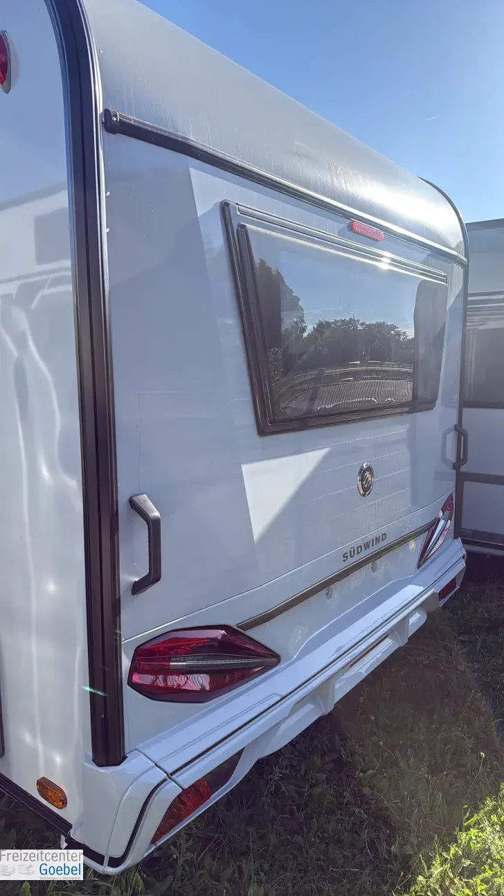 Schräg Hinten Knaus Südwind 450 FU 60 YEARS Die Caravan Ikone