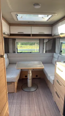 Sitzgruppe Knaus Südwind 450 FU 60 YEARS Die Caravan Ikone